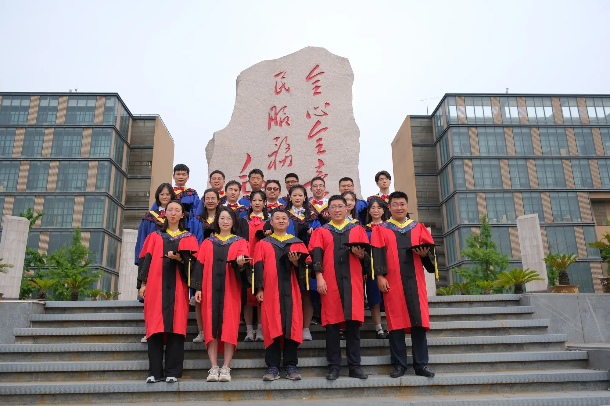 2020年实验室师生身着学位服在校园合影